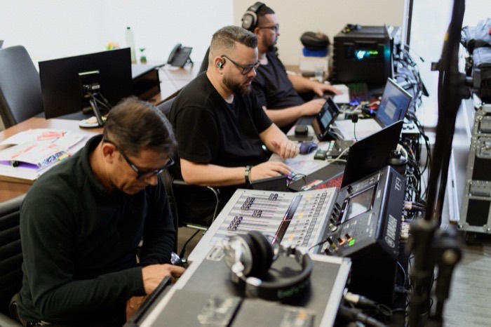 Equipe de produção operando a transmissão ao vivo do laboratório